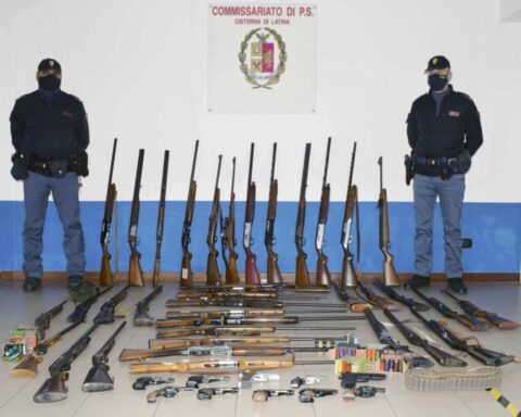 Gli Agenti di Polizia a Cisterna con le armi ritirate in seguito ai controlli effettuati