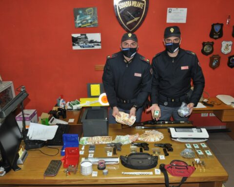 Il materiale ritrovato dalla Squadra Volante della Polizia di Latina