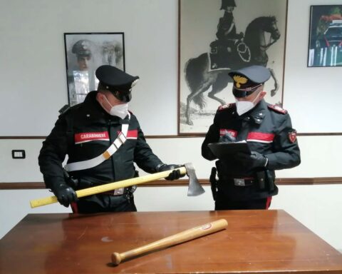 L'ascia e la mazza trovati dai Carabinieri di Terracina
