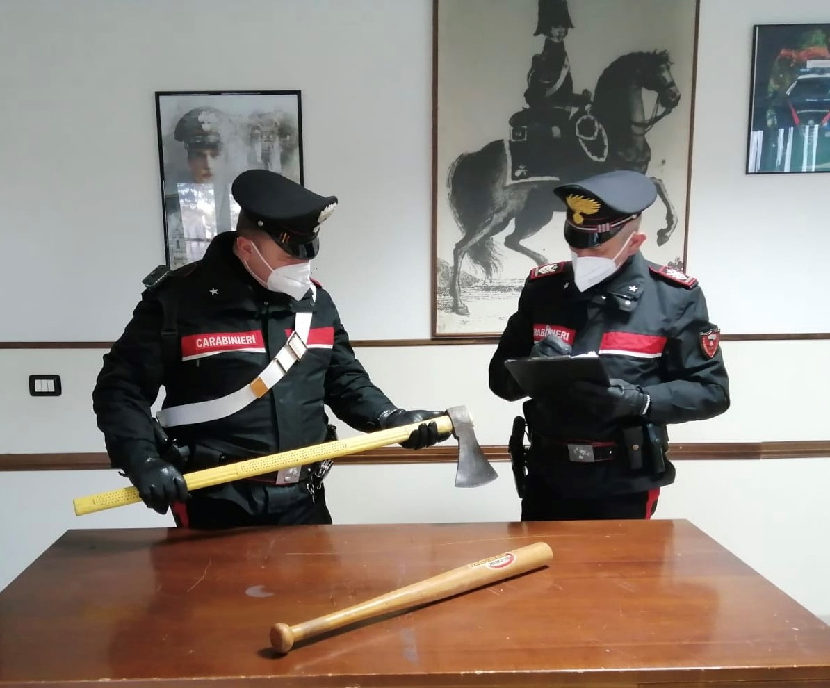 L'ascia e la mazza trovati dai Carabinieri di Terracina