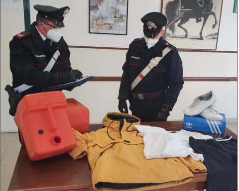 Vestiti e taniche sequestrate al responsabile del furto da parte dei Carabinieri di Terracina
