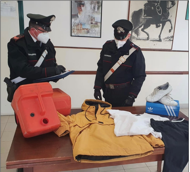 Vestiti e taniche sequestrate al responsabile del furto da parte dei Carabinieri di Terracina