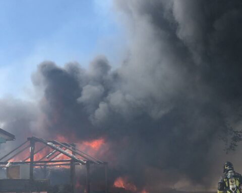Il centro di Al Karama su Strada Monfalcone in fiamme
