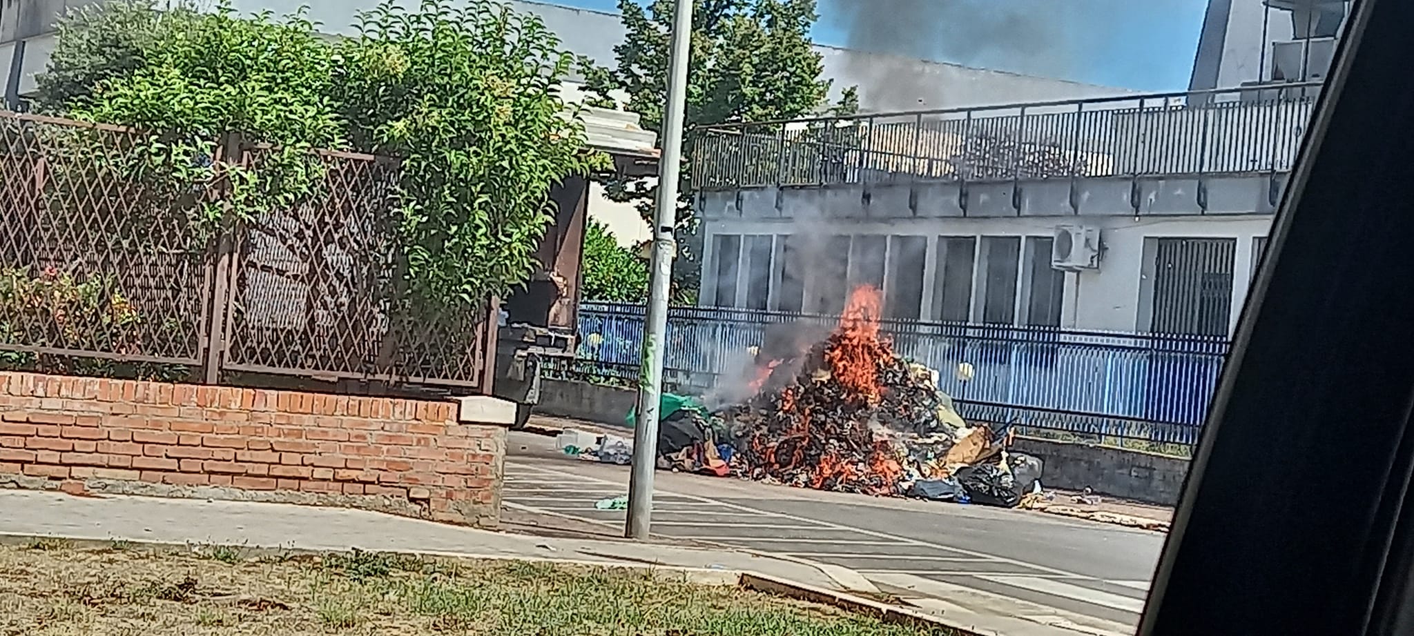 L'incendio dell'immondizia vicino al Liceo Classico di Latina
