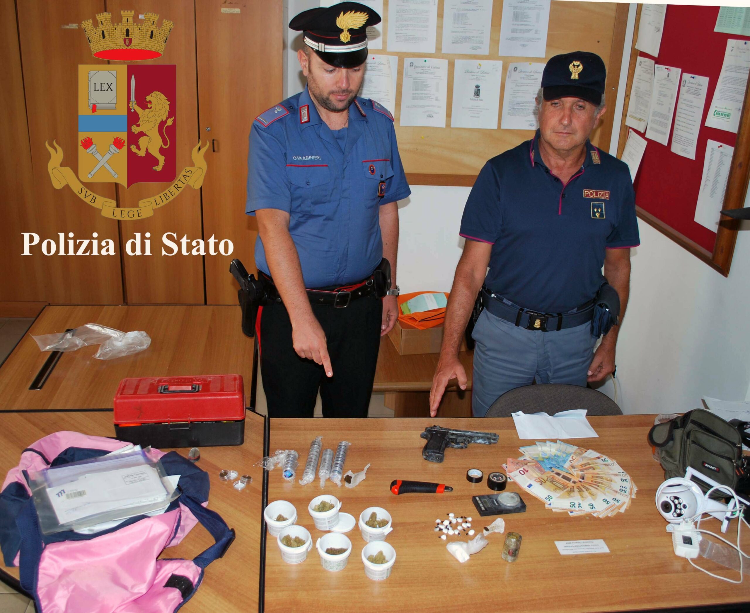 Il materiale sequestrato nell'operazione anti-droga di Polizia e Carabinieri