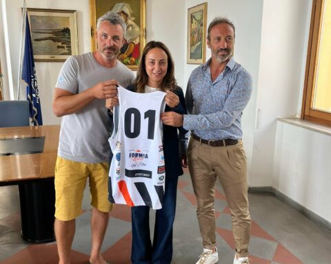lassessore_allo_sport_eleonora_zangrillo_tra_il_segretario_dellassociazione_francesco_nocella_sx_e_il_presidente_marco_di_tucci_dx