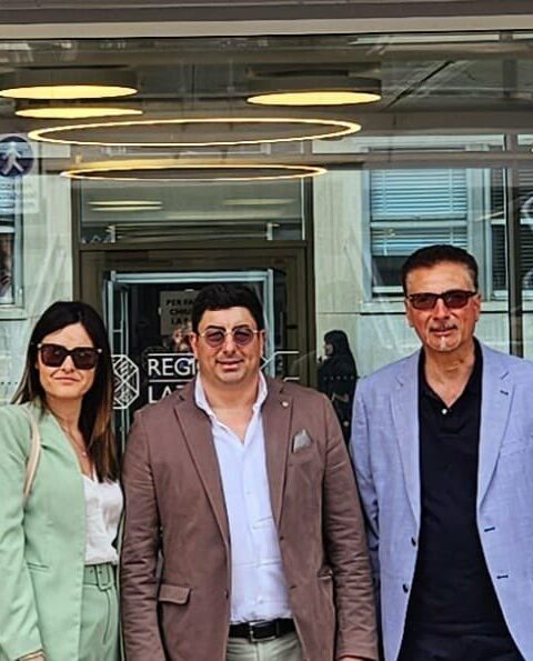 il_sindaco_gianluca_taddeo_con_i_due_funzionari_amministrativi_del_suap-attivita_produttive-commercio_giuseppina_de_meo_ed_alfredo_purificato