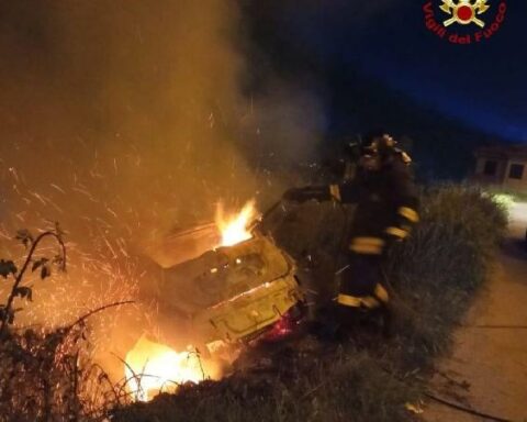 L'auto bruciata ritrovata nel fossato in Via Guglietto, Sezze