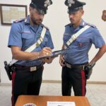 La pistola "scacciacani" sequestrata dai Carabinieri di Cori