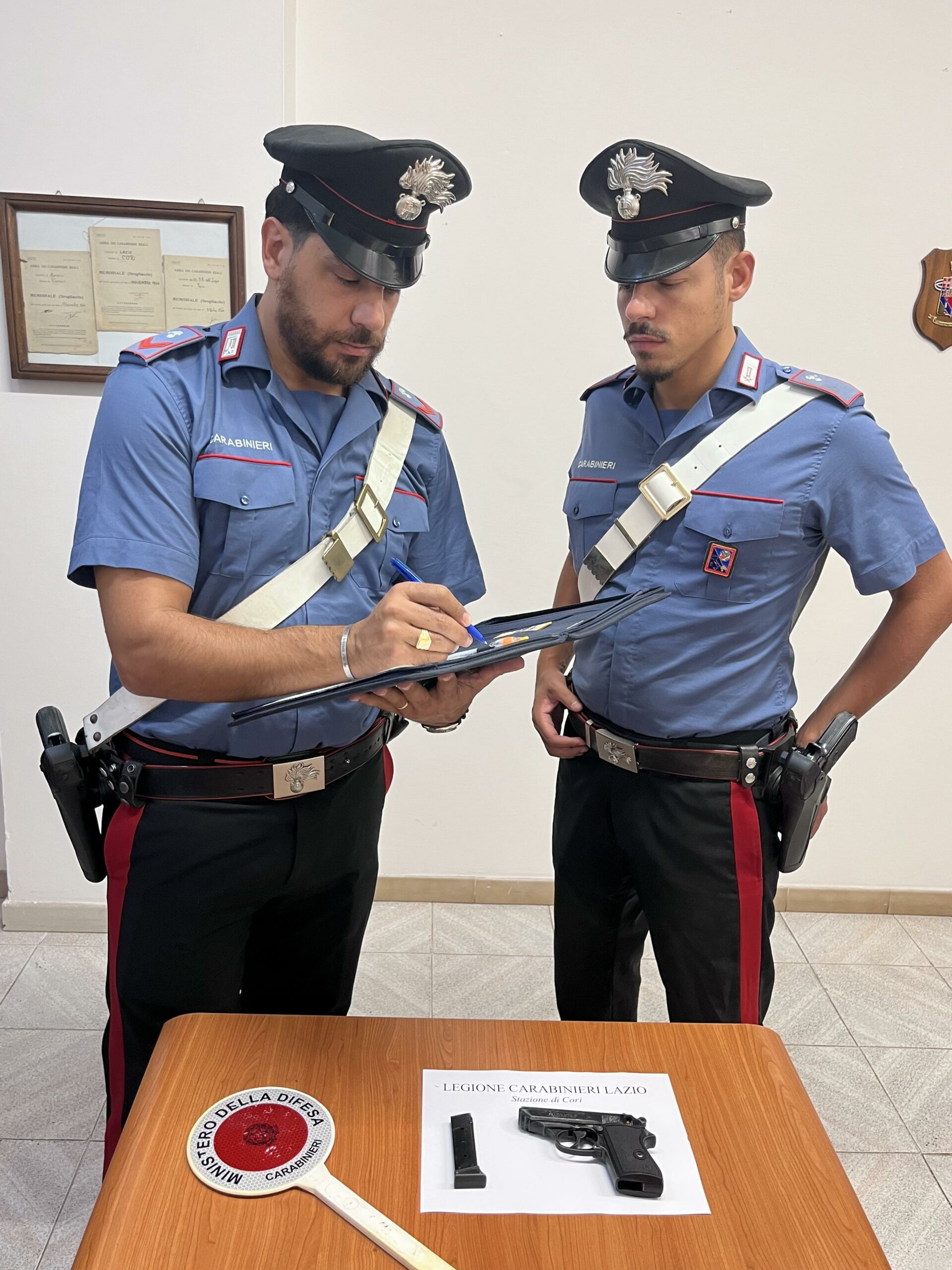 La pistola "scacciacani" sequestrata dai Carabinieri di Cori