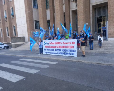 Il sindacato e i lavoratori in protesta davanti al Tribunale