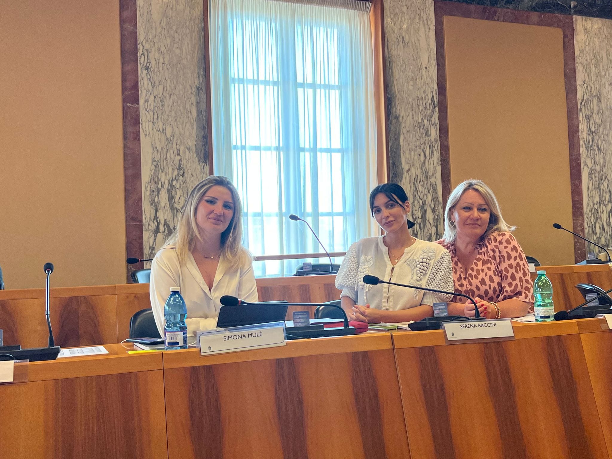 Simona Mulé, Serena Baccini e Valentina Colonna, tre dei consiglieri comunali del gruppo di Fratelli d'Italia nell'assise di Latina