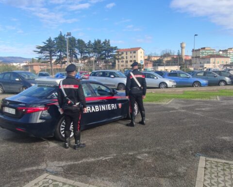 I Carabinieri della Sezione Radiomobile di Aprilia nel parcheggio della stazione ferroviaria di Campoleone