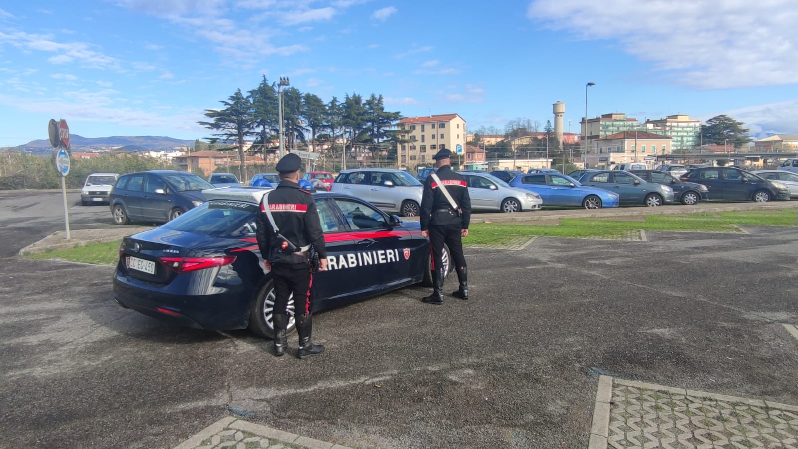 I Carabinieri della Sezione Radiomobile di Aprilia nel parcheggio della stazione ferroviaria di Campoleone