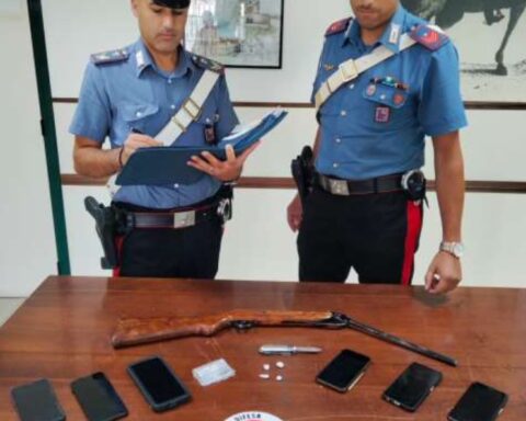Il fucile e l'altro materiale sequestrati dai Carabinieri
