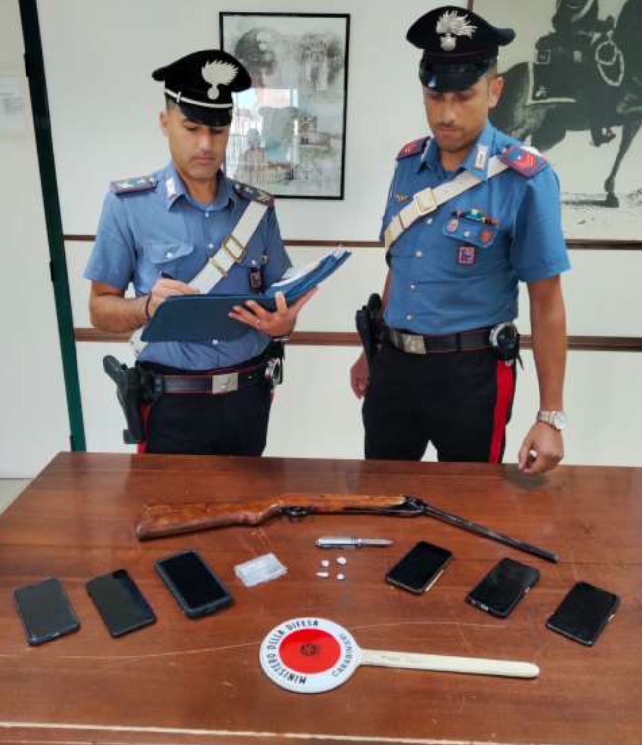 Il fucile e l'altro materiale sequestrati dai Carabinieri