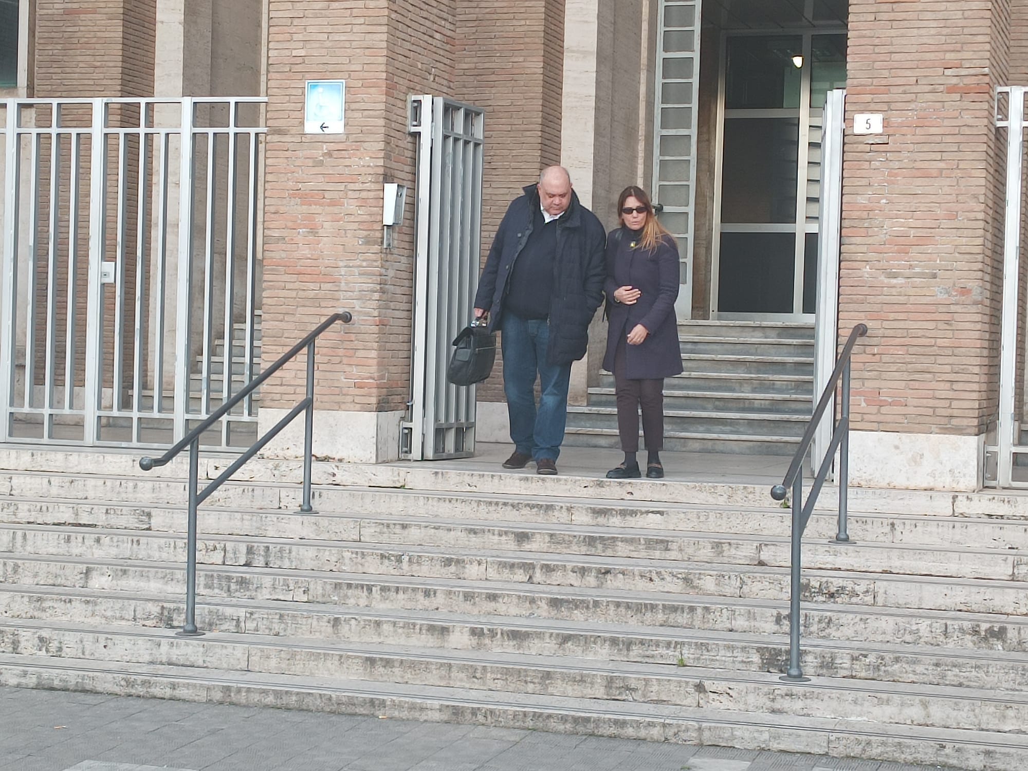 L’avvocato Nicodemo Gentile e la Garanta Monica Sansoni all’uscita del Tribunale di Latina