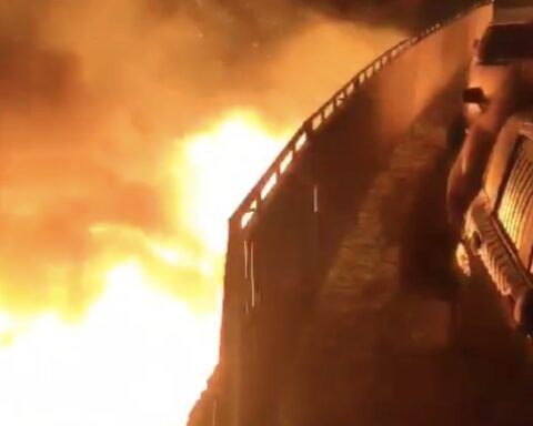La baracca di Sezze in fiamme (immagine da un video pubblicato dal sito di informazione Mondoreale)