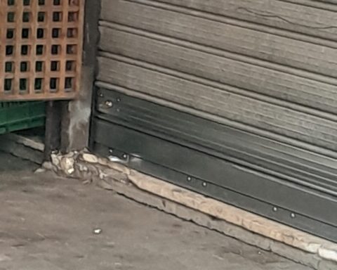 La serranda del bar la Villaggio Trieste danneggiata dalla bomba carta