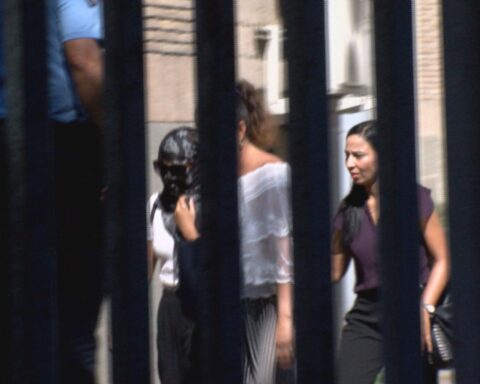 Soni, col volto coperto, accompagnata dalla sorella in Tribunale a Latina nella giornata del 26 luglio 2024