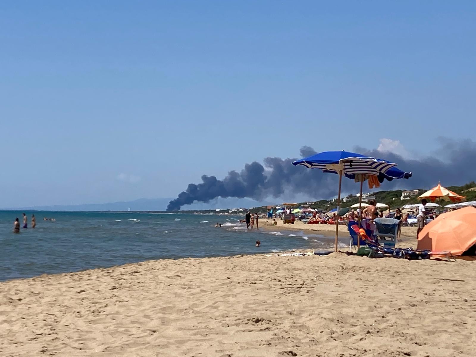 L'incendio visto dal lungomare di Sabaudia