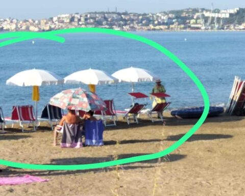 Il preposizionamento di ombrelloni e sdraio sul tratto di spiaggia di Vincidio a Formia