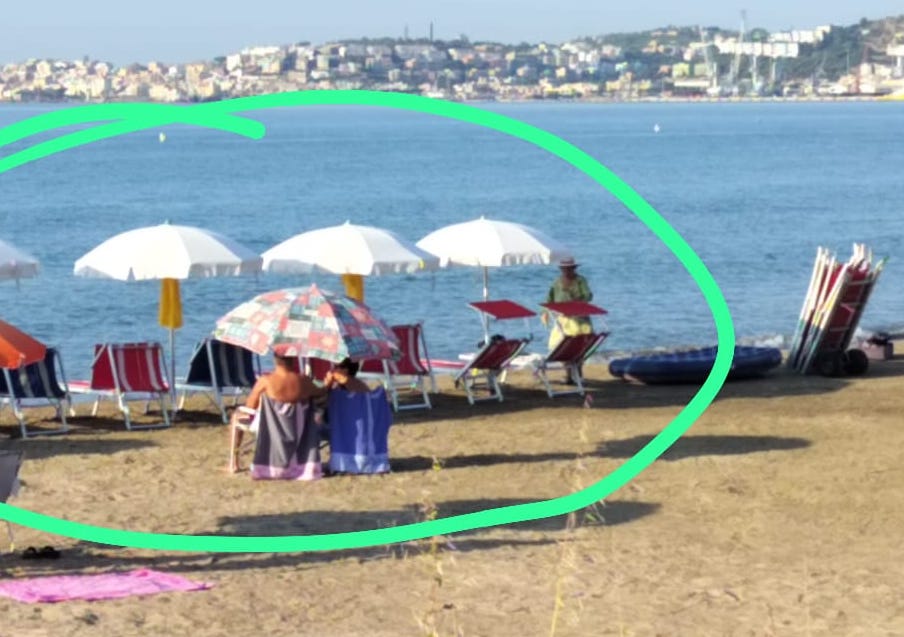 Il preposizionamento di ombrelloni e sdraio sul tratto di spiaggia di Vincidio a Formia