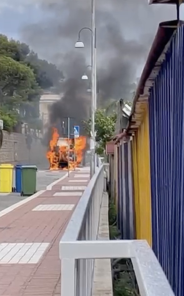 Il camion andato a fuoco a Vindicio