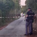 I poliziotti della Questura di Latina che delimitano l'area della Pst. in Strada Nascosa a Latina