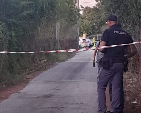 I poliziotti della Questura di Latina che delimitano l'area della Pst. in Strada Nascosa a Latina