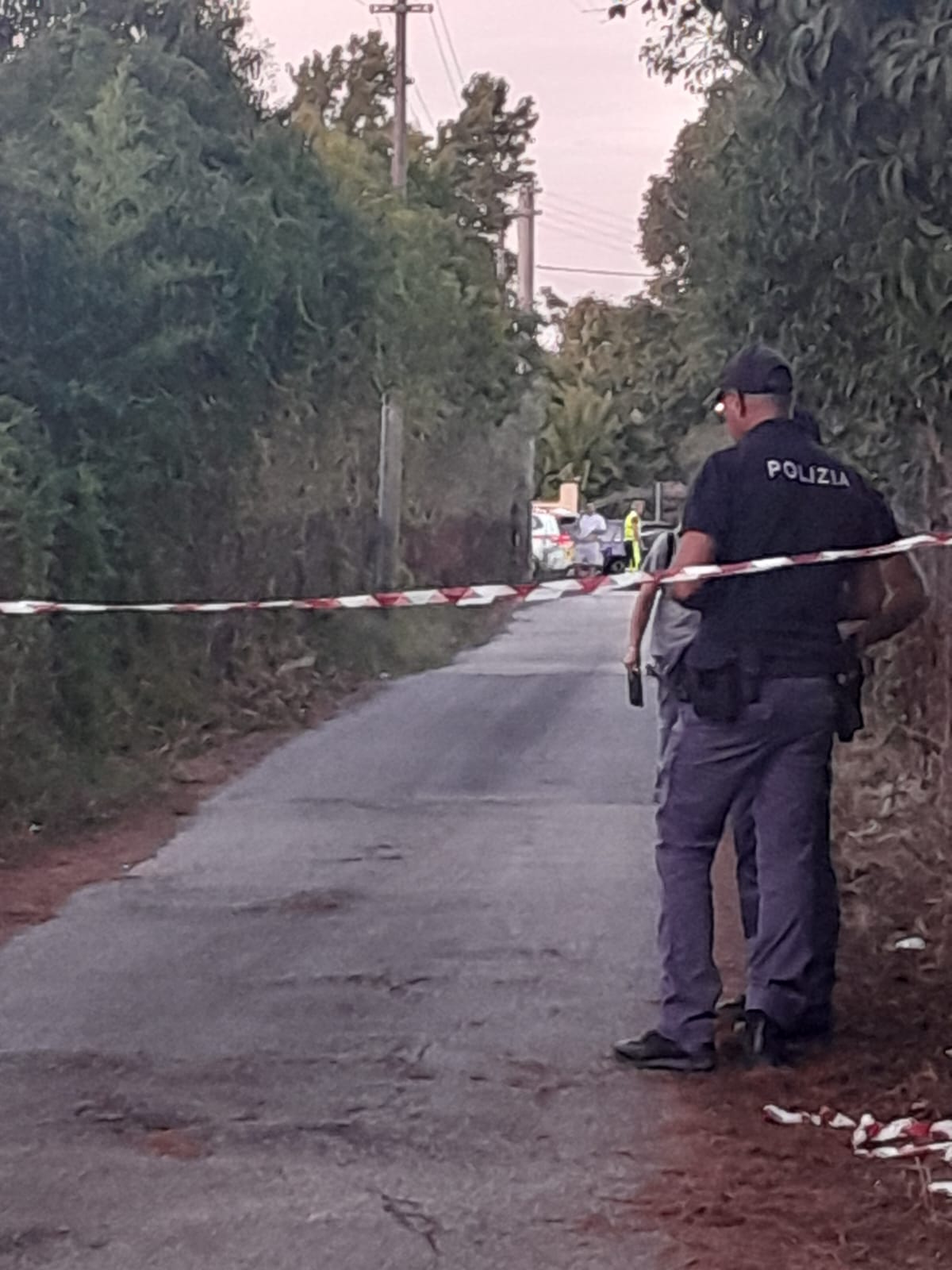 I poliziotti della Questura di Latina che delimitano l'area della Pst. in Strada Nascosa a Latina