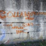 Le accuse contro Amleto Fiammenghi apparse su un muro a Formia. Le scritte sono state poi coperte da mano ignota con altra vernice