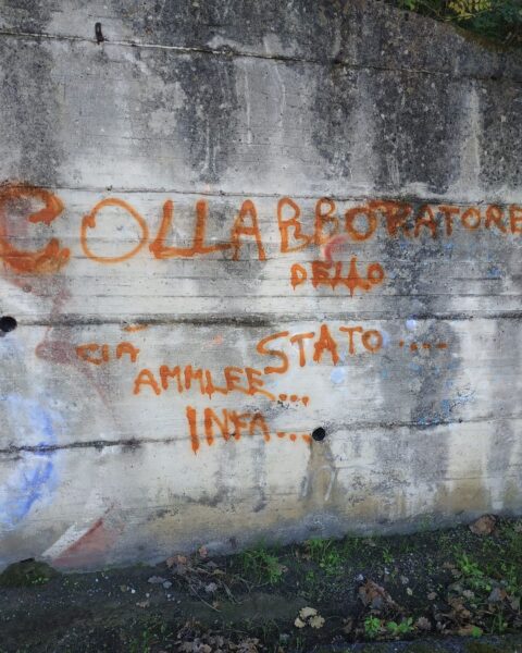 Le accuse contro Amleto Fiammenghi apparse su un muro a Formia. Le scritte sono state poi coperte da mano ignota con altra vernice