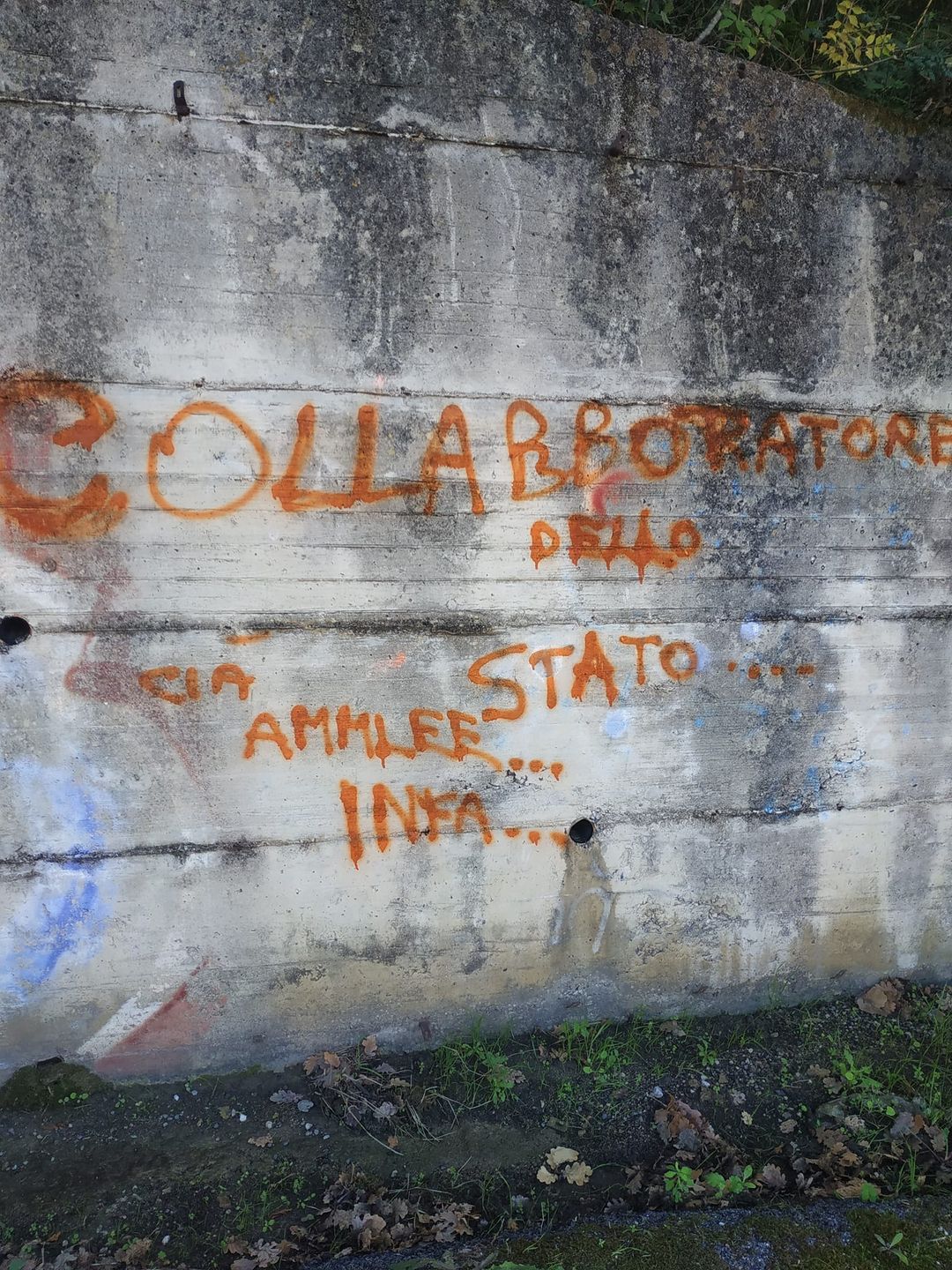 Le accuse contro Amleto Fiammenghi apparse su un muro a Formia. Le scritte sono state poi coperte da mano ignota con altra vernice