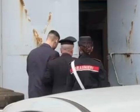 Di spalle Christian Sodano scortato dai Carabinieri all'entrata posteriore del Tribunale di Latina