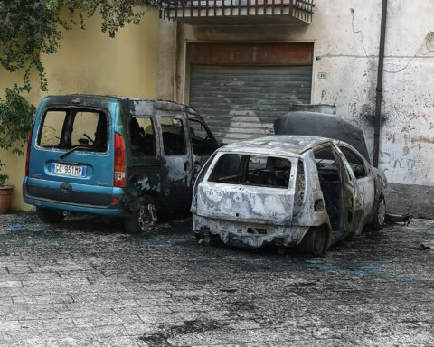 L'auto danneggiata in Piazza Chiusano a Fondi. Era il 10 aprile 2021