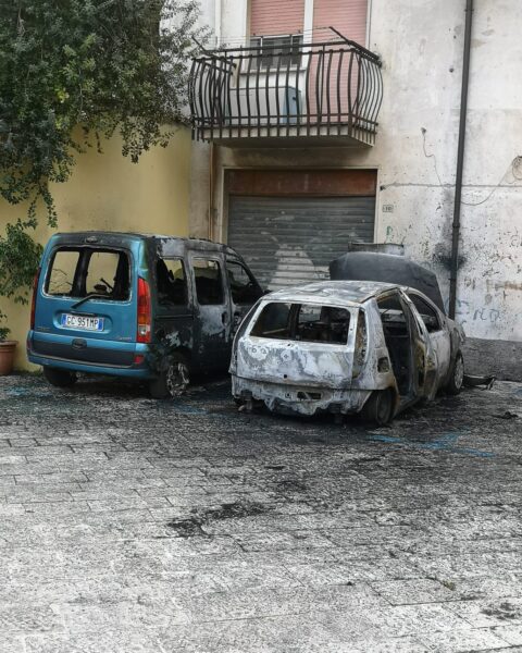 L'auto danneggiata in Piazza Chiusano a Fondi. Era il 10 aprile 2021