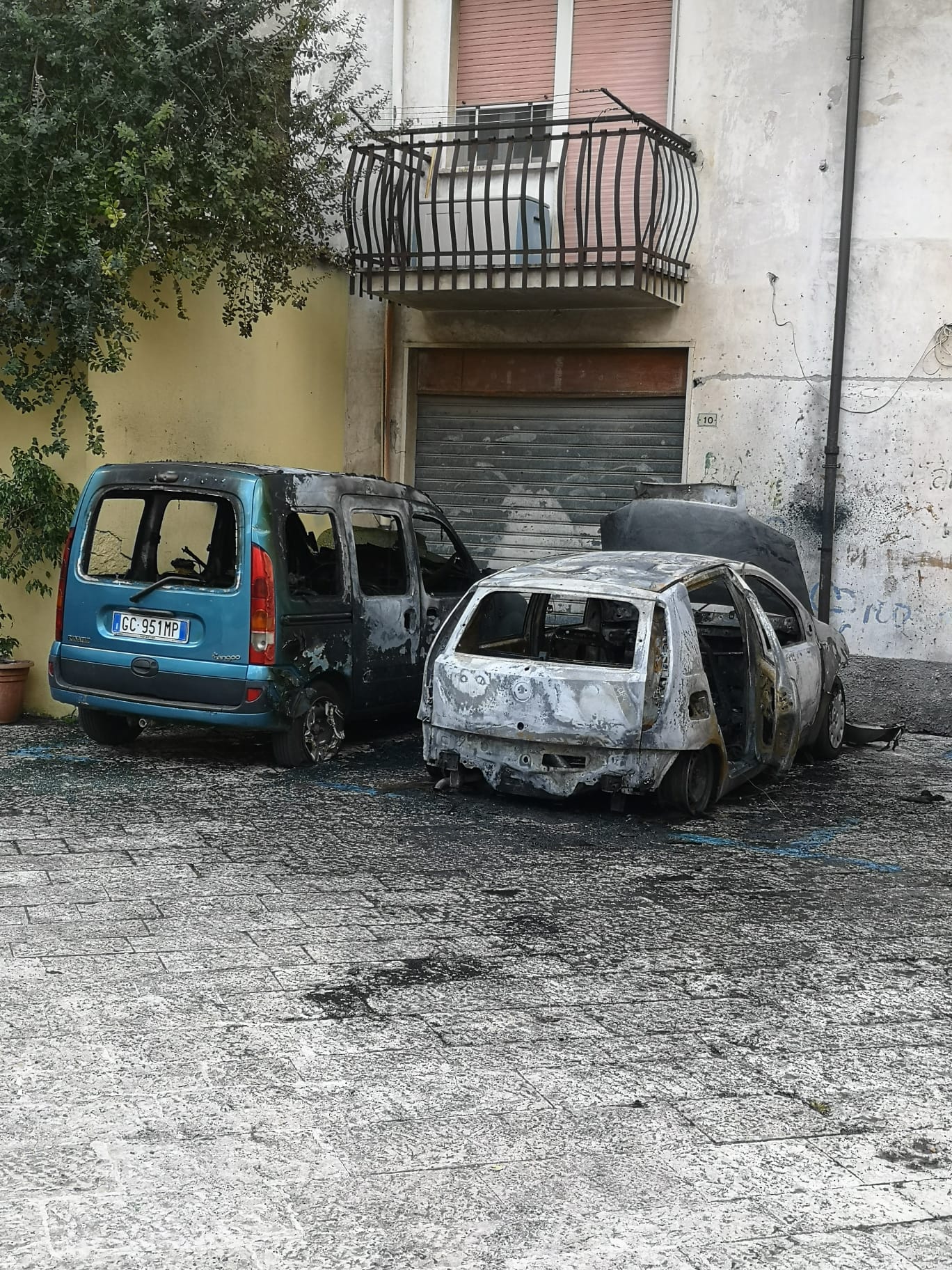 L'auto danneggiata in Piazza Chiusano a Fondi. Era il 10 aprile 2021