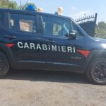 I Carabinieri di fronte alla casa abusiva dei Di Silvio in Strada Canale delle Pezze