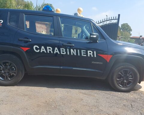 I Carabinieri di fronte alla casa abusiva dei Di Silvio in Strada Canale delle Pezze