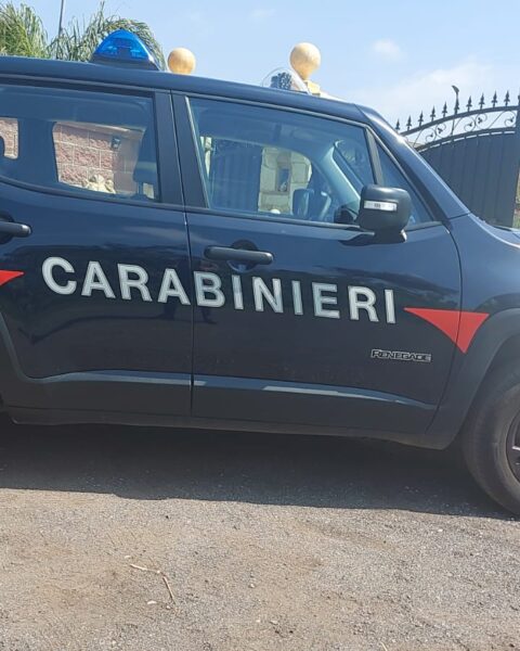 I Carabinieri di fronte alla casa abusiva dei Di Silvio in Strada Canale delle Pezze