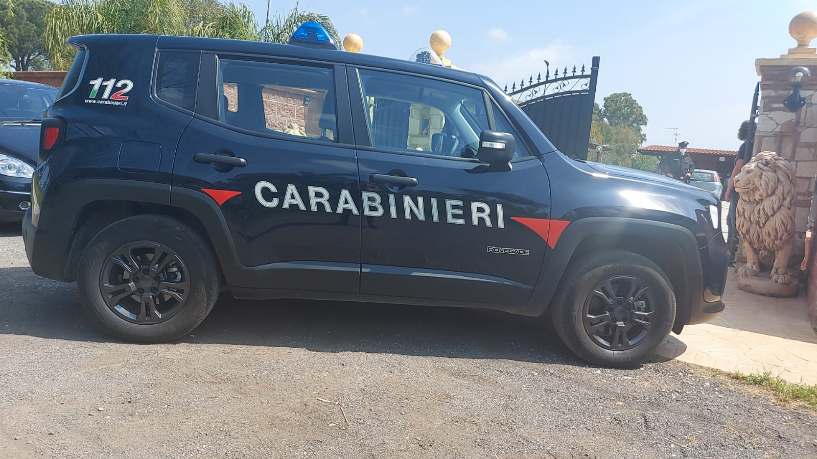 I Carabinieri di fronte alla casa abusiva dei Di Silvio in Strada Canale delle Pezze