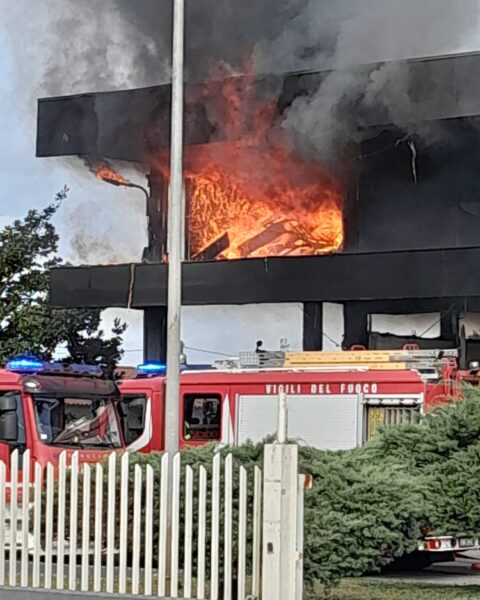 Il mobilificio andato a fuoco lo scorso 10 aprile
