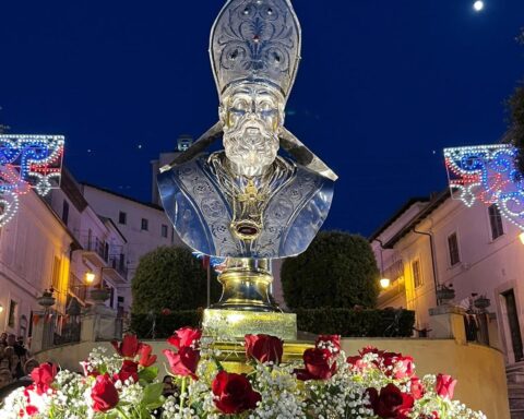 La collana esibita nel corso della processione del Santo Patrono al posto di quella rubata dalla sagrestia