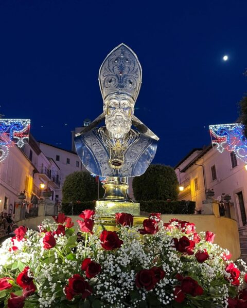 La collana esibita nel corso della processione del Santo Patrono al posto di quella rubata dalla sagrestia