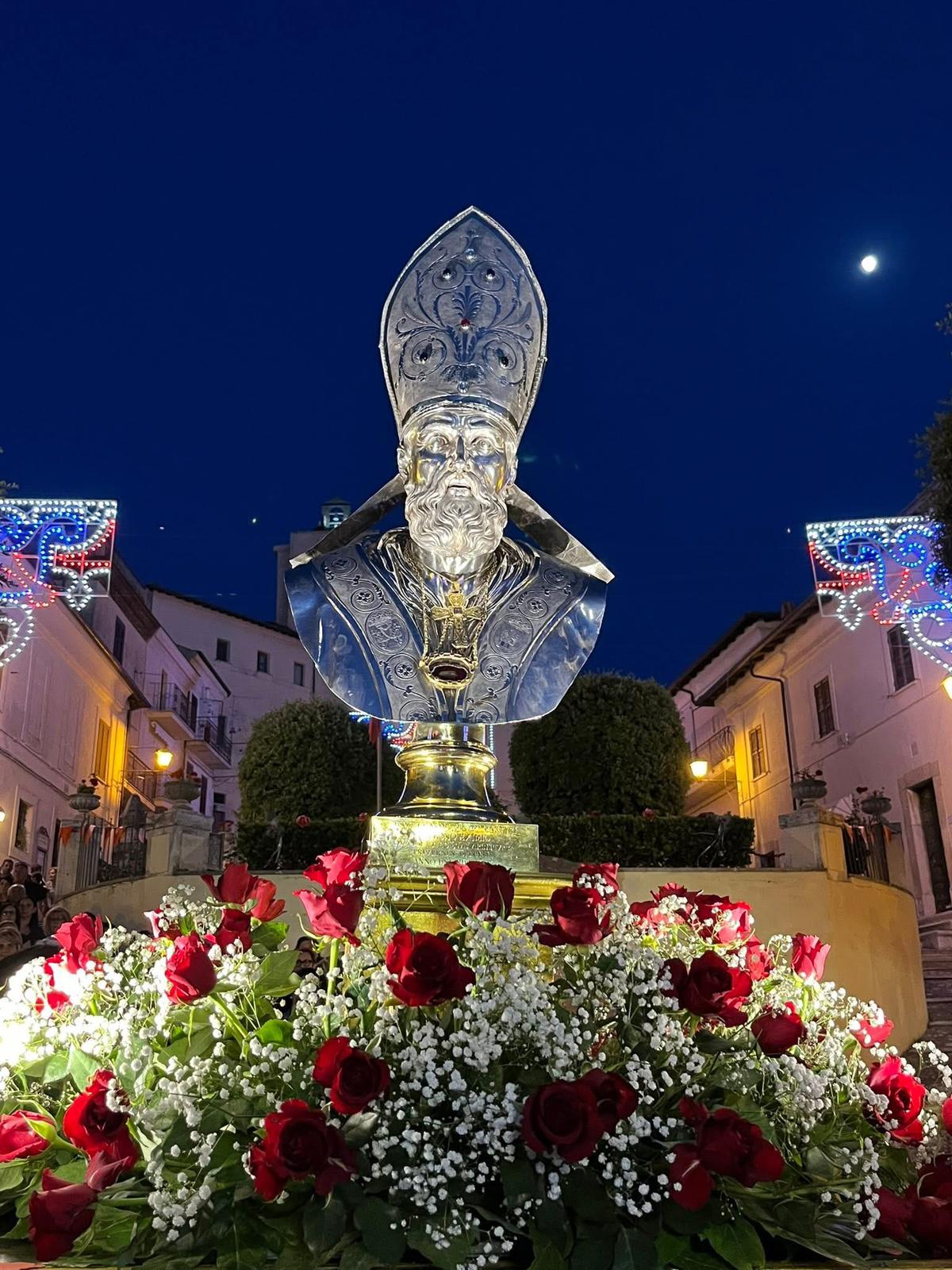 La collana esibita nel corso della processione del Santo Patrono al posto di quella rubata dalla sagrestia