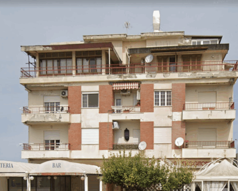 Il palazzo in Strada Valmontorio, a Foce Verde, evacuato stamani 17 luglio