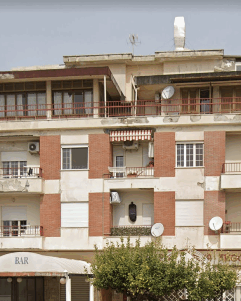 Il palazzo in Strada Valmontorio, a Foce Verde, evacuato stamani 17 luglio