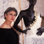 Lisa Tibaldi Grassi con una delle sue creazioni per una esposizione di arte e moda