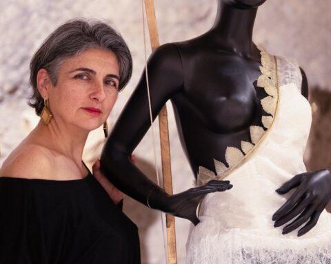 Lisa Tibaldi Grassi con una delle sue creazioni per una esposizione di arte e moda